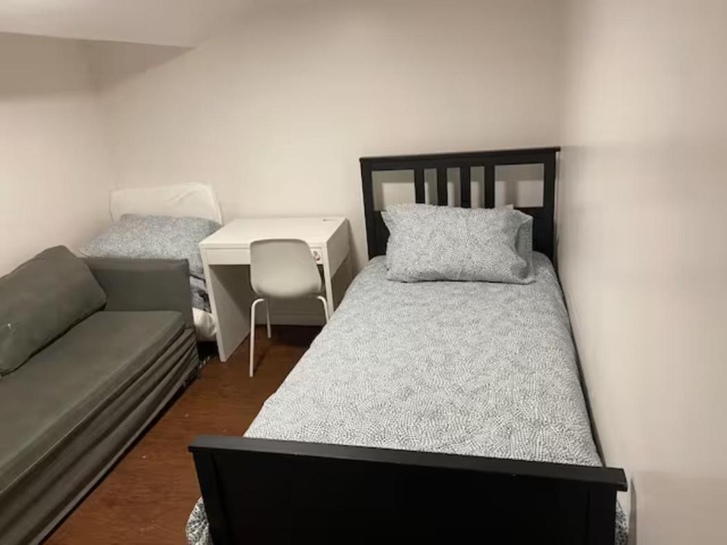 Basemewnt Room With Private Bathroom 36C Toronto Exterior foto